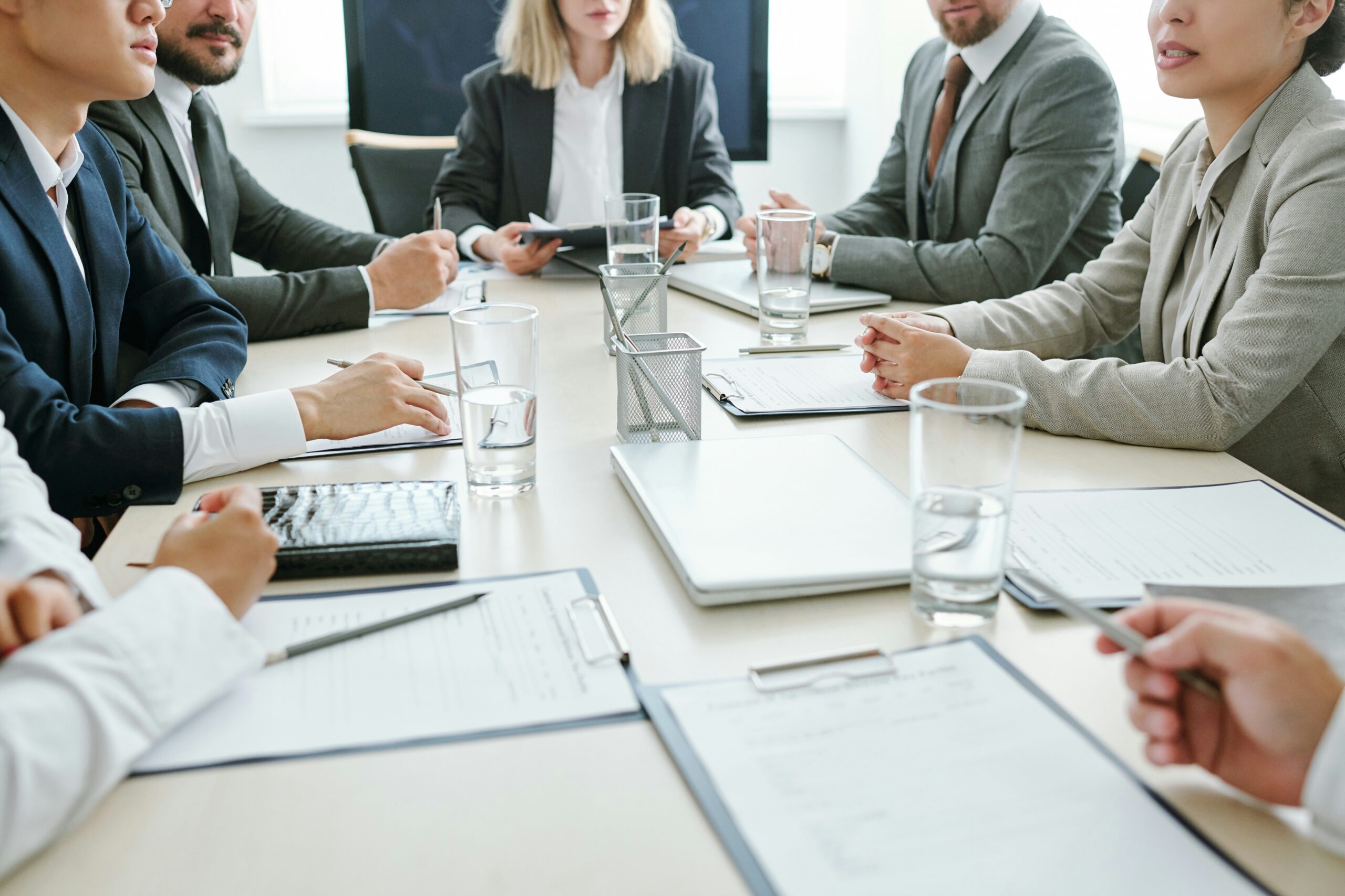 画像1枚目 │ 会議で意見が出ないのはなぜか？「表面的な調和」を排し異論を歓迎する会議体の再設計